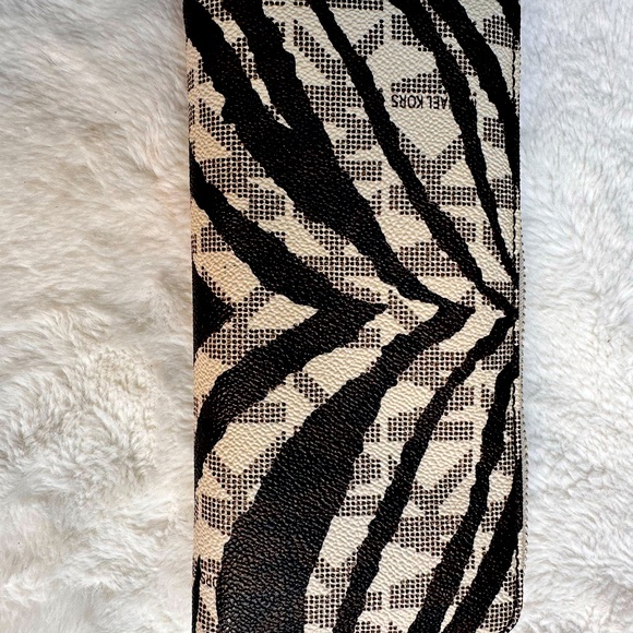 Michael Kors Jet Set monogram zebra tiger leather zip around wallet- EUC - Picture 2 of 4